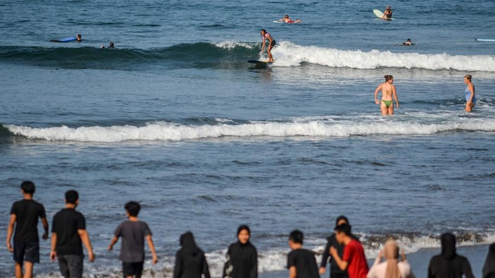 Wisatawan bermain selancar di Pantai Batukaras, Kabupaten Pangandaran, Jawa Barat, Jumat (16/10/2026). Badan Pusat Statistik (BPS) Jawa Barat mencatat perjalanan wisatawan nusantara ke Jawa Barat hingga Agustus 2026 mencapai 149,69 juta perjalanan, naik 5,78 persen dibandingkan dengan periode yang sama tahun sebelumnya. Jumlah tersebut menjadi yang tertinggi untuk periode Januari–Agustus sejak 2021. ANTARA FOTO/Raisan Al Farisi/kye
