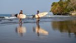 Wisatawan Asyik Selancar di Pantai Batukaras