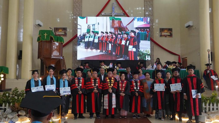 Wisuda STT HKBP dihadiri Kepala Biro Umum, Protokol, dan Hubungan Masyarakat KemenHAM RI Pungka M. Sinaga mewakili kata sambutan Wamen HAM Mugiyanto. (Dok STT HKBP)