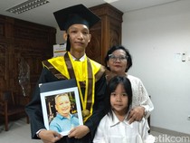 Kisah Haru Rafael Bawa Foto Mendiang Ayah Saat Wisuda Untidar