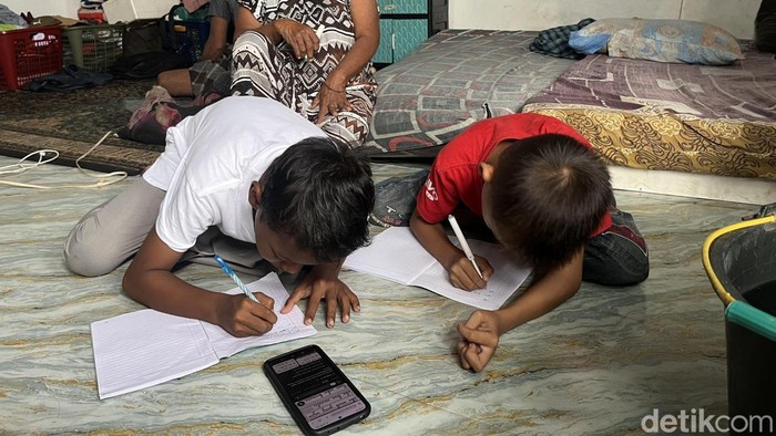 Anak-anak Huntara Aceh Tamiang saat mengerjakan tugas mengandalkan WiFi gratis. (Foto: Kartika  Sari/detikSumut).