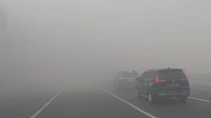 Asap kebakaran TPA di Lampung Tengah tutupi jalan Tol Bakter