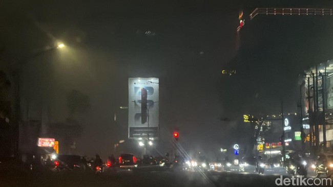 Asap Kembali Selimuti Palembang Malam Ini, Udara Level Sangat Tidak Sehat