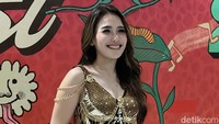 Interaksi antara Ayu Ting Ting dengan penonton juga asyik banget. Asbunnya Ayu juga bikin penonton tertawa. Salah satunya ketika penampilannya dipuji cantik. Cantik banget anak Ayah Ojak? Anak Ayah Ojak mah bodynya bagus, badannya langsing, timpal Ayu Ting Ting dari atas panggung. Foto: Pingkan Anggraini/detikcom