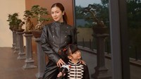 Mommy Siaga! Deretan Selebritas Ini Kawal Anak Gadis Nonton Konser Babymonster