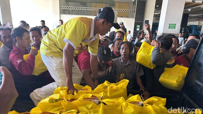 Bantuan sembako dari Bahlil Lahadalia untuk sopir angkot