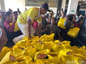 Semringah Sopir Angkot di Surabaya Dapat Sembako dari Bahlil