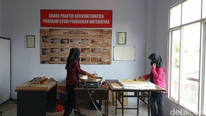 Batik bermotif rumus matematika yang dibuat oleh Aljabar di Universitas Islam Jember (UIJ)