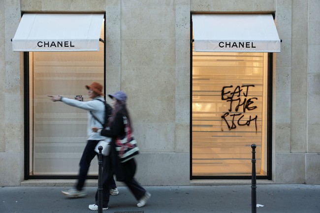 Butik Chanel juga rusak akibat vandalisme imbas demonstrasi di Prancis pada 17 Oktober 2026. Aksi ini merupakan bagian dari mobilisasi nasional yang menyatukan berbagai kelompok, mulai dari mantan demonstran Rompi Kuning atau Yellow Vests, siswa sekolah menengah, mahasiswa, aktivis iklim, hingga para petani. Mereka menggelar demonstrasi karena tingginya biaya hidup di Prancis.  Foto: REUTERS/Stephanie Lecocq/Manon Cruz