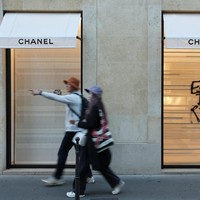 Butik Chanel juga rusak akibat vandalisme imbas demonstrasi di Prancis pada 17 Oktober 2026. Aksi ini merupakan bagian dari mobilisasi nasional yang menyatukan berbagai kelompok, mulai dari mantan demonstran Rompi Kuning atau Yellow Vests, siswa sekolah menengah, mahasiswa, aktivis iklim, hingga para petani. Mereka menggelar demonstrasi karena tingginya biaya hidup di Prancis.  Foto: REUTERS/Stephanie Lecocq/Manon Cruz