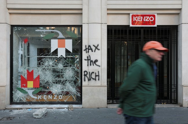 Butik Kenzo menjadi sasaran vandalisme imbas demonstrasi di Paris. Aksi penjarah dan perusakan ini pun dikomentari netizen dari mancanegara, khususnya pecinta fashion yang terkejut melihat fenomena yang terjadi di Prancis. “Jadi karena kalian membutuhkan pendidikan yang layak, kalian mencuri barang mewah? Tolong buat ini menjadi masuk akal,” tulis netizen di media sosial. Foto: REUTERS/Stephanie Lecocq/Manon Cruz