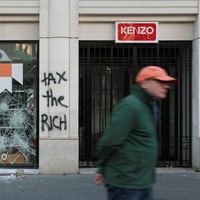 Butik Kenzo menjadi sasaran vandalisme imbas demonstrasi di Paris. Aksi penjarah dan perusakan ini pun dikomentari netizen dari mancanegara, khususnya pecinta fashion yang terkejut melihat fenomena yang terjadi di Prancis. “Jadi karena kalian membutuhkan pendidikan yang layak, kalian mencuri barang mewah? Tolong buat ini menjadi masuk akal,” tulis netizen di media sosial. Foto: REUTERS/Stephanie Lecocq/Manon Cruz