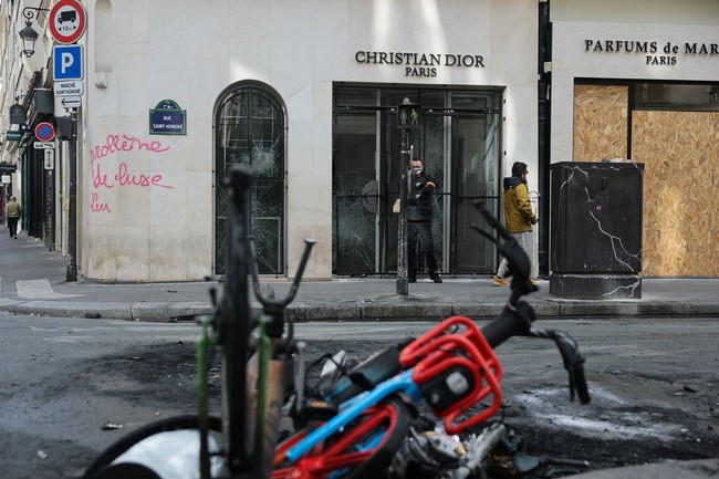 Butik Christian Dior yang berada di Jalan Rue Saint-Honoré, Paris, Prancis ikut kena imbas vandalisme pada 17 Oktober 2026. Jalan Rue Saint-Honore terkenal sebagai kawasan tempat sederet rumah mode kelas atas membuka butiknya. Foto: REUTERS/Stephanie Lecocq/Manon Cruz