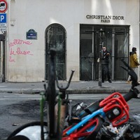 Butik Christian Dior yang berada di Jalan Rue Saint-Honoré, Paris, Prancis ikut kena imbas vandalisme pada 17 Oktober 2026. Jalan Rue Saint-Honore terkenal sebagai kawasan tempat sederet rumah mode kelas atas membuka butiknya. Foto: REUTERS/Stephanie Lecocq/Manon Cruz