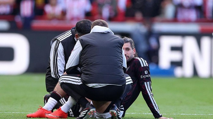 BRENTFORD, ENGLAND - OCTOBER 17: Dominik Szoboszlai of Liverpool is treated for an injury before being substituted during the Premier League 2026/27 match between Brentford and Liverpool FC at Gtech Community Stadium on October 17, 2026 in Brentford, England. (Photo by Catherine Ivill - AMA/Getty Images)