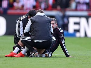 Liverpool Menang, Dua Pemain Tumbang