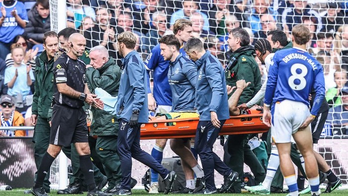 Chelsea goalkeeper Emiliano Martinez is carried off on a stretcher during the Premier League match between Everton and Chelsea at Hill Dickinson Stadium in Liverpool, United Kingdom, on October 17, 2026. (Photo by Alfie Cosgrove/News Images/NurPhoto via Getty Images)