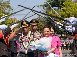 Pedang Pora Sambut Kapolresta Sidoarjo Baru AKBP Bobby Condroputra