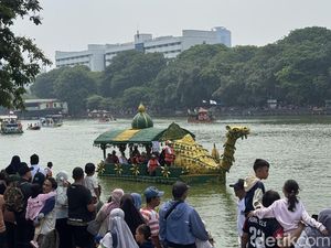 Meriahnya Pawai Perahu Hias dari Botol Plastik Bekas di Danau Sunter Jakut