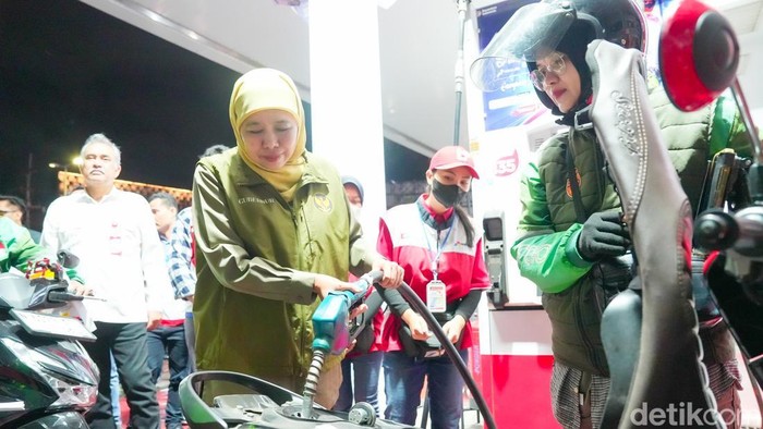 Gubernur Khofifah saat memantau pasokan BBM di Surabaya