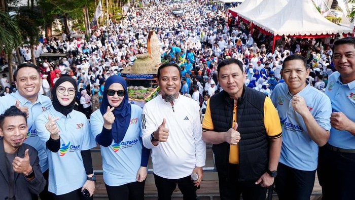 Gubernur Sulsel Andi Sudirman Sulaiman melepas peserta Jalan Sehat Anti Mager dan Kirab Swasembada Pangan di Makassar.
