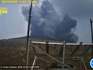 Abu Vulkanik Anak Krakatau Bergerak ke Barat Usai 6 Kali Erupsi
