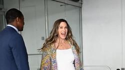 Hillary Swank Balas Kritikan, Pamer Baby Bump pada Usia 52 Tahun