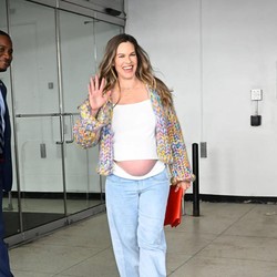 Hillary Swank Balas Kritikan, Pamer Baby Bump pada Usia 52 Tahun