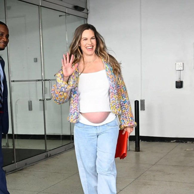 Hillary Swank Balas Kritikan, Pamer Baby Bump pada Usia 52 Tahun