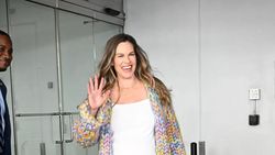 Hillary Swank Balas Kritikan, Pamer Baby Bump pada Usia 52 Tahun