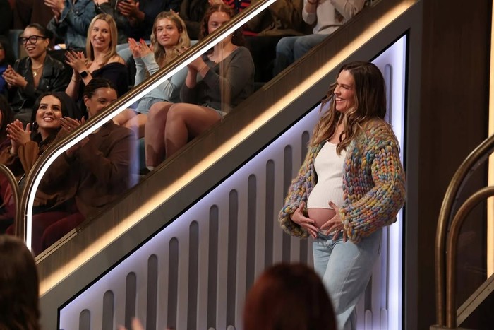 Hillary Swank Balas Kritikan, Pamer Baby Bump pada Usia 52 Tahun