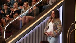 Hillary Swank Balas Kritikan, Pamer Baby Bump pada Usia 52 Tahun
