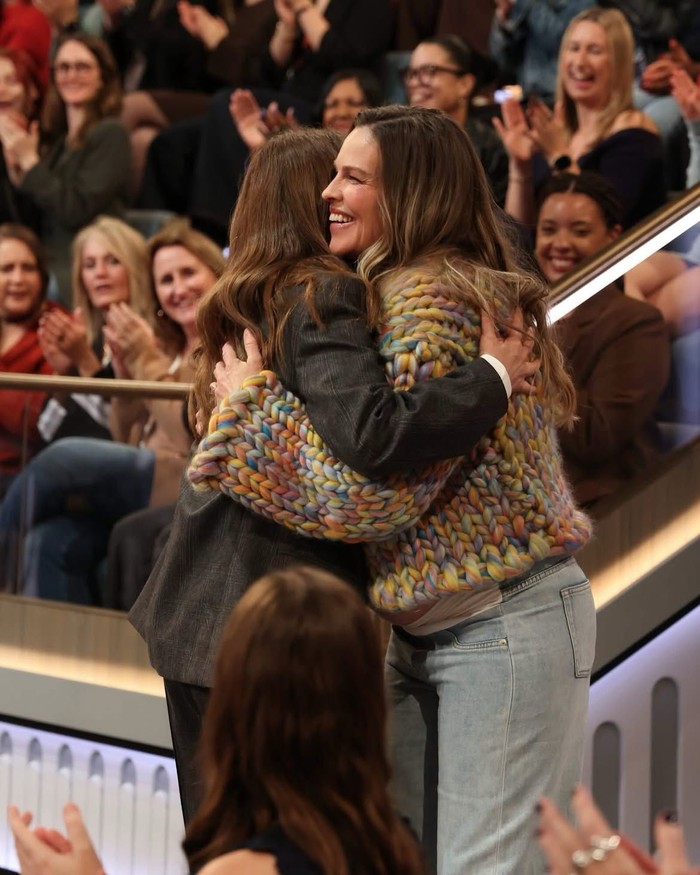 Hillary Swank Balas Kritikan, Pamer Baby Bump pada Usia 52 Tahun