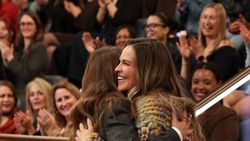 Hillary Swank Balas Kritikan, Pamer Baby Bump pada Usia 52 Tahun