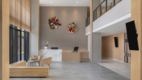 Artotel Wanasaba menghadirkan desain modern minimalis dengan karya seniman asal Yogyakarta, Wisnu Ajitama dan Indo B. Satria. Terinspirasi dari alam dan filosofi lingkaran tahun pada pohon, karya tersebut memberikan sentuhan artistik pada interior hotel. Dok. Artotel Wanasaba 