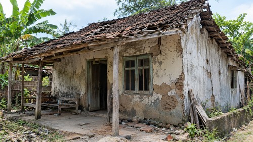 Ilustrasi rumah tak layak huni. (ChatGPT)