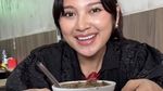 Manisnya Momen Indah Permatasari Rajin Masak Buat Keluarga