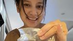 Manisnya Momen Indah Permatasari Rajin Masak Buat Keluarga