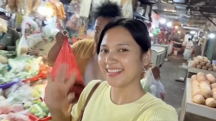 Manisnya Momen Indah Permatasari Rajin Masak Buat Keluarga