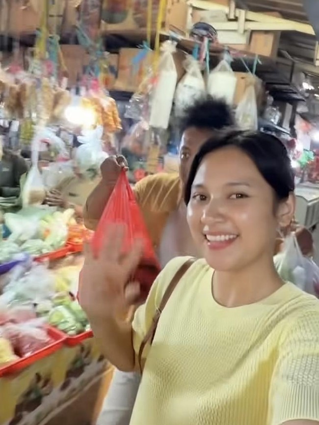 Manisnya Momen Indah Permatasari Rajin Masak Buat Keluarga