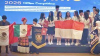 Jizzy Pearl bersama teman-temannya membentangkan bendera Indonesia. Di sampingnya ada perwakilan ada Meksiko. (Foto: dok Instagram vinogbastian__)
