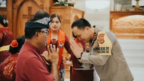 Kapolda Bali Irjen Pol Pasma Royce menyapa jemaat Gereja Kristen Protestan di Bali (GKPB) Kristus Kasih Denpasar dalam kegiatan Minggu Kasih, Minggu (18/10/2026). (Dok. Polda Bali)