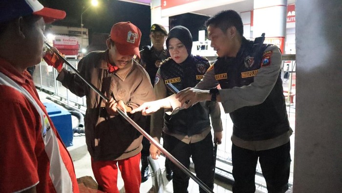 Kapolres Bojonegoro AKBP Yenni Diarty saat cek SPBU