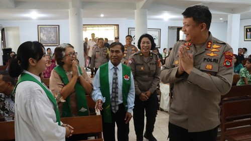 Kapolres Tabanan, AKBP I Putu Bayu Pati menghadiri Minggu Kasih di Gereja Bukit Palma Sanggulan, Banjar Anyar, Kecamatan Kediri, Tabanan, Minggu (18/10/2026). Dok. Humas Polres Tabanan