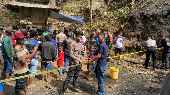 Kebakaran di Toraja Utara mengakibatkan dua lansia, Yohana (80) dan Dina (78), tewas terjebak. Diduga penyebabnya adalah korsleting listrik.