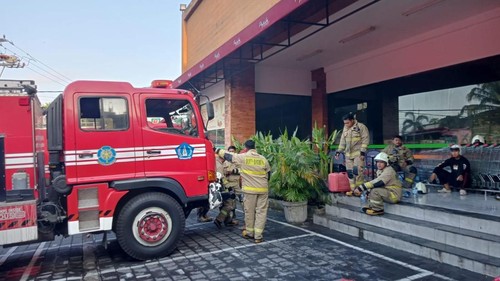 Kebakaran melanda Supermarket Pepito di Jalan Raya Pererenan-Tanah Lot, Desa Pererenan, Kecamatan Mengwi, Badung, Bali, Minggu (18/10/2026). (Foto: Dok.Istimewa)