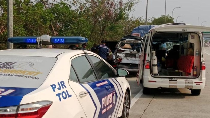 Kecelakaan akibat asap tutupi Tol Lampung Kecelakaan akibat asap tutupi Tol Lampung