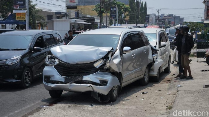 Kecelakaan beruntun melibatkan lima mobil di Jalan Trans Sulawesi, Polman, diduga akibat sopir mengantuk.
