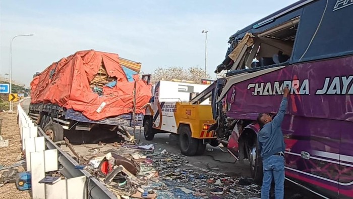 Kecelakaan bus vs truk di Tol Ngawi