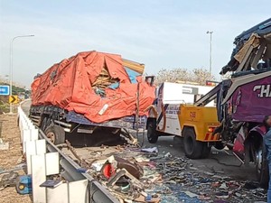 Identitas 3 Korban Tewas Laka Bus Rombongan Pabrik Sepatu di Tol Ngawi